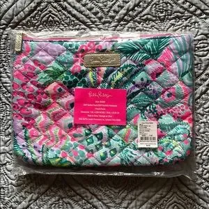 NWT GWP Quilted Workout Bag 13.78L x 17.72H
NWT GWP Quilted Pouch 11.0L x 8.0H Lilly Pulitzer | Bags | Nwt Gwp Quilted Workout Bag 378l X  main image 3